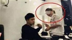 鳳凰娛樂刊出，高雲翔與被害人張女的合照。張女是協助高拍新劇的工作人員。　翻攝鳳凰娛樂