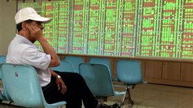 16:9
台股重挫百點（1）受到美股3大指數收盤全面重挫，拖累28日台股早盤開低走低，大跌逾百點。中央社記者董俊志攝  107年3月28日