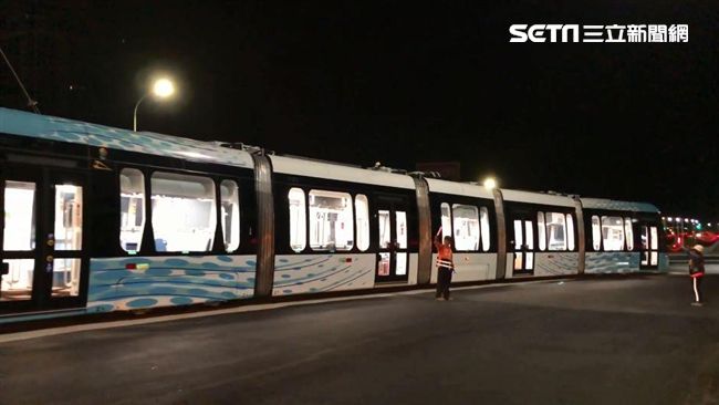 年底通車　網友捕捉淡海輕軌夜光畫面