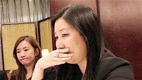 六福皇宮年底熄燈　六福執行長不捨六福旅遊集團旗下六福皇宮將於今年12月底熄燈，六福執行長莊豐如（右）10日受訪時一度難過不語，頻頻拭淚。中央社記者吳家豪攝　107年4月10日