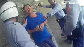 身揹多條通緝的賴男，遭警方壓制時當場剉屎，警方只好帶他返所清洗，訊後移送台中及彰化地檢署歸案（翻攝畫面）