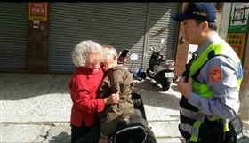 老伴中途嗜睡　深情嬤充當人架感動警