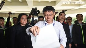 台北市長柯文哲接受護樹團體陳情大巨蛋。 圖／記者林敬旻攝