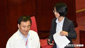 北農總經理吳音寧與台北市長柯文哲出席市議會總質詢。 圖／記者林敬旻攝