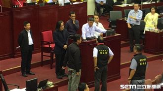 議員議場飆罵三字經！柯P嚇到惦惦