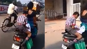 媽騎車三貼，男童坐在機車後座寫作業。（圖／翻攝Daily Mail）