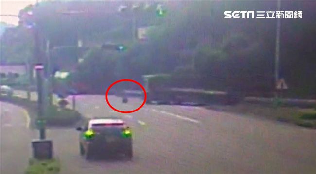 嚇！機車被捲進拖板車⋯騎士臟器外露