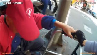 暖警攙扶老爺爺過馬路　民眾讚好貼心