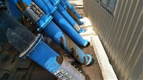 澎湖海淡廠破管停水搶修台灣自來水公司海水淡化廠供應馬公市區的水管破裂漏水緊急搶修，12日上午9時至13日上午7時止，澎湖全島將有22處供水區停水，提醒民眾儲水備用。（民眾提供）中央社  107年4月11日