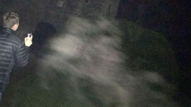 大膽夜闖英「鬼堡」　驚見幽靈馬追人
