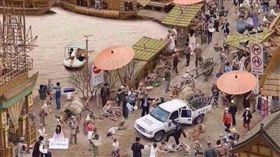 陸文青攝影作品　竟被五毛黨拗成「台灣警察打人啦！」
清明上河圖·2013
圖／翻攝自微博