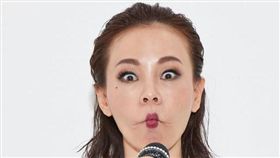 彭佳慧放縱吃喝兩個月，站上體重計直呼歐買尬。(圖/翻攝自彭佳慧臉書)