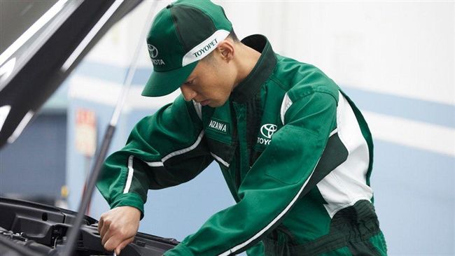 穿名牌服飾修車　豐田技師帥翻了