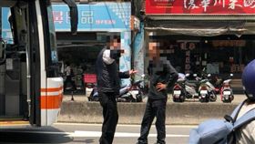 圖說：北市,萬華,公車,司機,擋車,交通（圖／翻攝自爆料公社）