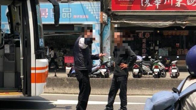 刁民擋路不讓公車走　司機竟下車道歉