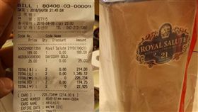  網友在爆料公社發文，在機場免稅店購買到皇家禮炮。（圖／翻攝自爆料公社）