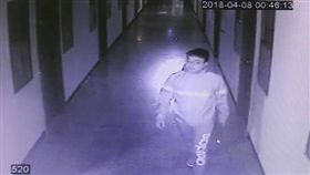 廖姓金融理財專員潛入聯合大學女生宿舍偷拍女學生洗澡，警方循線北上到銀行逮人（翻攝畫面）