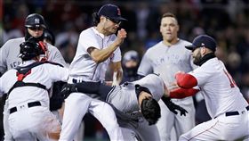 ▲洋基Tyler Austin和紅襪Joe Kelly衝突。（圖／美聯社／達志影像）