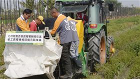 雲林省工農機示範推廣雲林縣精緻農業生產合作社19日在莿桐鄉農田舉辦「引進省工機械—新式馬鈴薯收穫機示範推廣觀摩會」，吸引農民參與。（雲林縣政府提供）中央社記者葉子綱傳真　107年3月19日