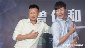 旅美好手小熊隊曾仁和返台記者會，王維中現身站台。（圖／記者林敬旻攝）