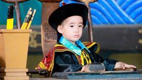 應采兒教Jasper健康教育。(圖/翻攝自應采兒微博）