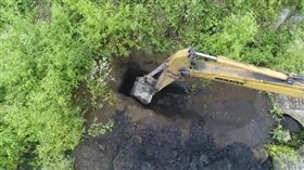 建東礦業砂石場遭人檢舉疑似傾倒有毒廢棄物，專案小組3月31日派出全花蓮唯一一輛大型鑽探車至現場開挖。（花蓮縣政府環保局提供）