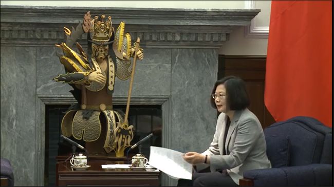 官將首麵包在側　總統：這可以吃嗎？