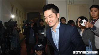 濕身陪掃街！蔣萬安「第一次」給他