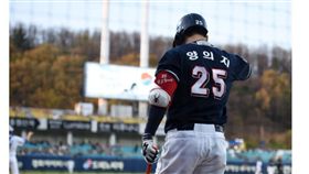 ▲斗山熊捕手梁義智閃球意圖打主審遭到罰款。（圖／截自韓國媒體）