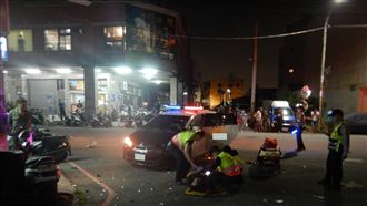 警車追闖紅燈機車　無辜騎士慘遭撞飛