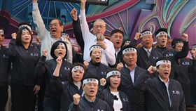 農團抗議水利會改官派　吳敦義聲援針對民進黨立法院黨團打算通過農田水利會改制公務機關案，各地農民團體和水利會16日號召民眾赴立法院抗議，國民黨主席吳敦義（後中）與副主席郝龍斌（後右4）、副主席兼秘書長曾永權（後左2）等人到場聲援。中央社記者徐肇昌攝　107年1月16日