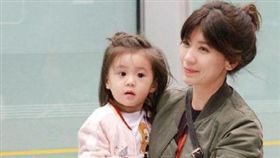 賈靜雯，咘咘，媽媽是超人。（圖／翻攝自微博）