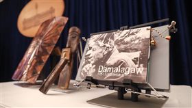 總統出訪史瓦濟蘭　將贈原民古謠專輯總統蔡英文即將出訪非洲友邦史瓦濟蘭，府方12日公布將致贈史瓦濟蘭國王恩史瓦帝三世（Mswati III）的禮品，特別準備「DAMALAGAW / 大巴六九部落傳唱歌謠」專輯（右），分享來自台灣原民部落的樂音。中央社記者裴禛攝　107年4月12日