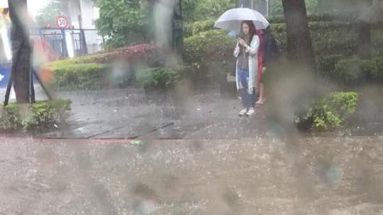 注意！雨太大新北市板橋積水達腳踝！