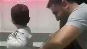 老公帶小孩。影片來源：爆笑公社