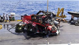 失事黑鷹殘骸打撈　僅剩中段機身空勤總隊一架黑鷹直升機2月執勤時失事墜海，12日下午已打撈起部分殘骸，飛安會證實內有兩遺體，直升機只剩不成形的中段機身，黑盒子也在殘骸內。（飛安會提供）中央社記者汪淑芬傳真　107年4月12日