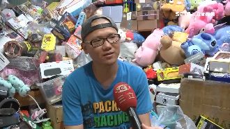 夾娃娃花百萬！達人靠「掃台」補貨