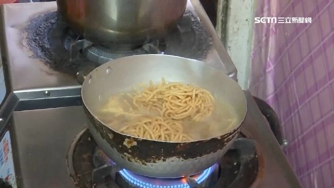 老闆現煮鍋燒麵　被要求「不要太燙」