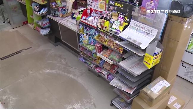 男持滅火器噴超商　路人不滿持帽怒毆