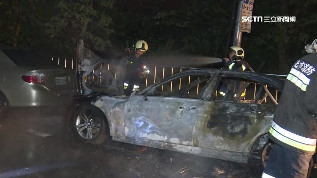 午夜驚傳火燒車　詭異男灼傷呆站一旁