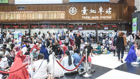伊斯蘭教重大節日「開齋節」，大量穆斯林湧入台北車站 圖／記者林敬旻攝