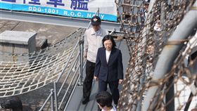 總統首次登艦視導操演（1）有鑒於國際及區域安全情勢的變化，為強化國軍戰備整備與快速應變能力，總統蔡英文（中）13日前往海軍蘇澳基地，進行國軍要港防衛與快速應變能力測考的視導行程。中央社記者徐肇昌攝　107年4月13日