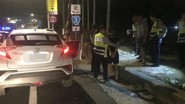 尿急沒辦法　下車尿尿遇警攔查GG