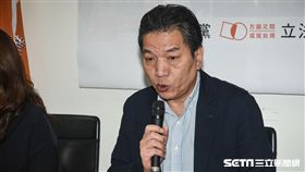 親民黨黨團召開「大人黑白開 囝仔直直哀，台灣的危機在國債」記者會，立委李鴻鈞發言。 圖／記者林敬旻攝
