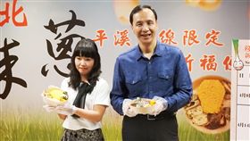 新北推蔥天祈福便當　邀民眾品嚐在地美食新北市政府9日舉行「平溪支線限定、蔥天祈福便當」記者會，市長朱立倫（右）與越南籍新住民主廚黎山恩（左）製作「蔥天祈福便當」，推廣平溪春季盛產特色農產珠蔥，邀請大家品嚐在地美食。中央社記者王鴻國攝　107年4月9日