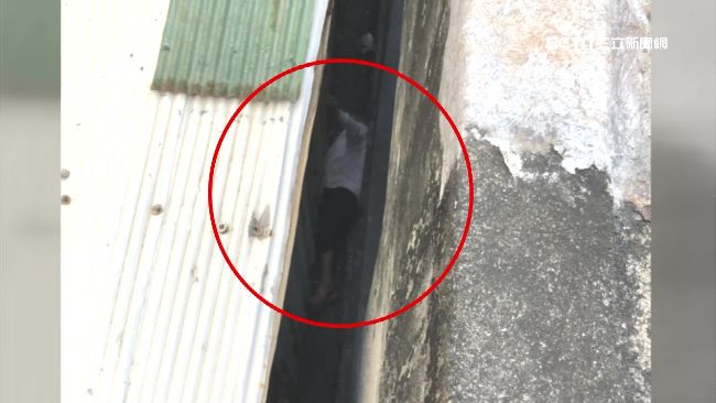 70歲老翁卡防火巷　哀嚎求救終脫困