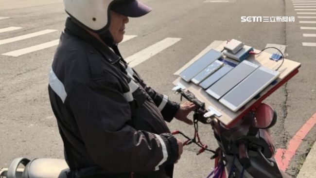 玩寶可夢成癡　阿伯機車綁5支同時玩