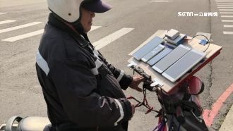 玩寶可夢成癡　阿伯機車綁5支同時玩