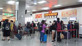 連假首日濃霧再起　金門機場現候補人潮金門機場4日一早仍受濃霧影響，能見度低於起降標準，取消6架次航班，大量旅客滯留機場，聯合候補櫃台前許多民眾排隊，盼能早點補位登機。中央社記者黃慧敏攝　107年4月4日