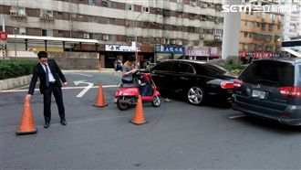 撞凹千萬賓利車門　騎士憂賠不完…